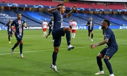 La joie de Neymar avec Marquinhos, buteur pour l'ouverture du score dans le large succès du PSG sur Leipzig en Ligue des champions, le 18 août 2020 à Lisbonne