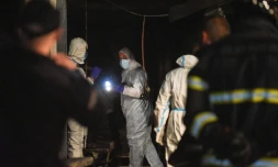 La police et les pompiers inspectent la scène à l'extérieur d'une clinique Covid-19 après qu'un incendie se soit déclaré, à Tetovo, en Macédoine du Nord, le 8 septembre 2021