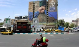 Une affiche géante représentant le détroit d'Ormuz avec une inscription en persan "À jamais dans la main de l'Iran", place Vanak à Téhéran, le 6 mai 2026