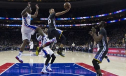 Le joueur des Golden State Warriors Stephen Curry (c) marque un panier contre face aux Philadelphia 76ers à Philadelphie, le 30 janvier 2016