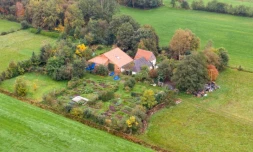 Prise de vue aérienne d'une ferme dans le nord des Pays-Bas, le 15 octobre 2019, où a été retrouvée une famille qui vivait recluse depuis des années pour, selon un média, "attendre la fin des temps"