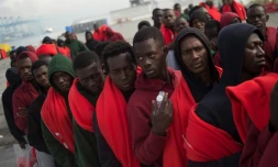 Des migrants attendent de débarquer à Algésiras le 1er août 2018, alors que les arrivées sur les côtes espagnoles ont bondi de 130% sur les sept premiers mois de l'année par rapport à la même période de 2017