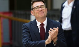 Andy Burnham Ă la sortie du Parti travailliste, oĂč il a Ă©tĂ© confirmĂ© comme nouveau chef du Labour et prochain Premier ministre britannique, le 17 juillet 2026 Ă Londres