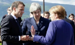 Le président français Emmanuel Macron, la Première ministre britannique Theresa May et la chancelière allemande Angela Merkel discutent à Sofia en marge d'un sommet UE/Balkans, le 17 mai 2018