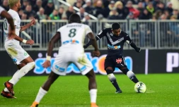 L'attaquant brésilien de Bordeaux Malcom (d) tire au but et marque contre Saint-Etienne le 28 novembre 2017 à Bordeaux