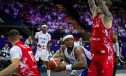 Le capitaine Guerschon Yabusele (balle en main) a porté les Bleus, vainqueurs de la Pologne à l'Euro, le 2 septembre 2025 à Katowice