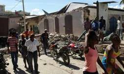 Des habitants regardent les maisons effondrés dans la ville de Jérémie après le séisme qui a frappé le sud-ouest d'Haïti, le 14 août 2021 