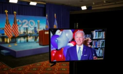 Joe Biden apparaßt à l'écran de la Convention aprÚs avoir été officiellement investi candidat à la présidence par son parti, le 18 août 2020