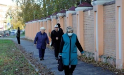 Une femme portant un masque de protection passe devant l'Institut de lutte contre la peste dans la ville d'Irkoutsk, le 7 octobre 2026