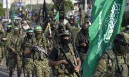 Des membres des brigades Ezzedine al-Qassam, la branche armée du Hamas, lors d'un défilé militaire contre Israël, le 25 juillet 2017 à Gaza