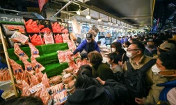 Courses pour célébrer la nouvelle année dans le quartier commerçant de Ueno à Tockyo le 30 décembre 2021.
