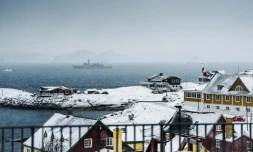 Un navire d'inspection de la marine danoise navigue au large de Nuuk, au Groenland, le 18 janvier 2026