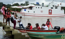 Des habitants embarquent pour rejoindre le navire-hôpital San Raffaele afin d'y rencontrer des soignants, le 24 avril 2019 dans le département du Choco, en Colombie