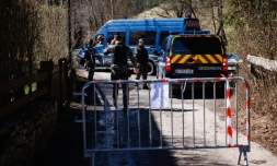 Des gendarmes sécurisent un périmètre autour du village du Haut-Vernet deux jours après la découverte d'ossement du petit Emile porté disparu l'été dernier, le 2 avril 2024 dans les Alpes-de-Haute-Provence