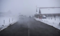 Fortes chutes de neige au col des Aravis, près de La Clusaz, le 17 avril 2025 en Haute-Savoie