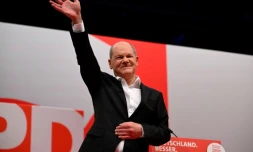Le chancelier allemand Olaf Scholz salue l'assitance après avoir prononcé un discours lors du congrès de son parti de centre-gauche SPD, à Berlin, le 9 décembre 2023