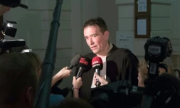 Sébastien Courtoy, avocat de Marouane El Bali, parle à la presse avant l'ouverture du procÚs de la cellule jihadiste de Verviers, au tribunal correctionel de Bruxelles le 9 mai 2016