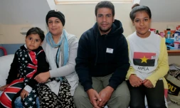 Les réfugiés irakiens Ali et Tahrir avec leurs enfants Abdullah et Nabaa, dans leur chambre au centre d'acceuil à Cergy le 16 septembre 2015