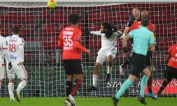 Le défenseur belge Jason Denayer (c) égalise pour Lyon lors du match de Ligue 1 à Rennes, le 9 janvier 2021
