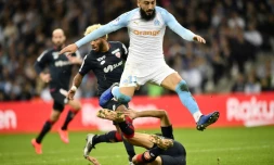 L'attaquant de Marseille Konstantinos Mitroglou (en haut) à la lutte avec le milieu de Dijon Valentin Rosier (en bas) au Vélodrome, le 11 novembre 2018