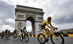 Le Gallois Geraint Thomas remporte le Tour de France à l'issue de la 21e et dernière étape, le 29 juillet 2018 sur les Champs-Elysées 