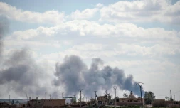 Des colonnes de fumée s'élèvent le 2 mars 2019 du dernier carré contrôlé par les jihadistes du groupe Etat islamique à Baghouz dans l'est de la Syrie, cible d'un assaut de forces arabo-kurdes syriennes  