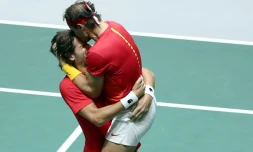 Rafael Nadal saute dans les bras de Feliciano Lopez pour célébrer la victoire de l'Espagne sur la Grande-Bretagne en demi-finale de la Coupe Davis le 23 novembre 2019 à Madrid