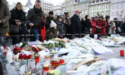Des bougies et des fleurs sont déposées sur un mémorial en hommage aux victimes de l'attentat de Strasbourg sur la place Kléber, le 16 décembre 2018