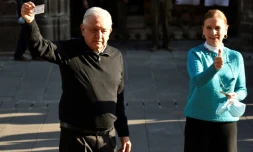 Le président mexicain Andrés Manuel Lopez Obrador et son épouse Beatriz Gutierrez quittent un bureau de vote à Mexico, le 10 avril 2022