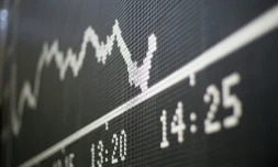 Les marchés européens ont fini en ordre dispersé vendredi après une semaine perturbée par les incertitudes économiques liées à la crise sanitaire