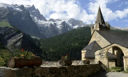L'église du village de La Grave avec la Meije, dans le massif des Ecrins, en arrière-plan