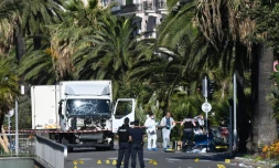 Des enquĂȘteurs autour du camion le 15 juillet 2016 Ă Nice au lendemain de l'attentat
