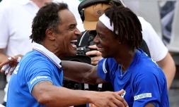 L'entraîneur Yannick Noah (g) congratule Gaël Monfils après sa victoire contre le Canadien Frank Dancevic en Coupe Davis, le 4 mars 2016 à Baie-Mahault (Guadeloupe)