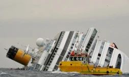 Bateau de sauvetage environnemental patrouillant autour du Costa Concordia le 16 janvier 2012 au large de l'île de Giglio en Italie