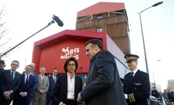 La ministre française de la Culture Rachida Dati (c) accueille le président français Emmanuel Macron (2e à d) pour une visite des Ateliers Médicis, un lieu de création artistique de Clichy-sous-Bois, en Seine-Saint-Denis, le 18 décembre 2024