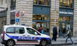 Une voiture de police devant un fast-food à Bordeaux, le 25 décembre 2016