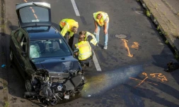 Des policiers et des experts légistes inspectent un véhicule aprÚs qu'un homme a provoqué des accidents sur l'autoroute A100 à Berlin, dans un acte "islamiste"