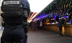 Un policier au marché de Noël de Strasbourg, le 20 décembre 2016