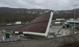 Effondrement du toit d'une station-service à Saint-Romain-en-Gier le 20 décembre 2019 près de Lyon après des vents violents