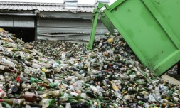 Un camion-benne décharge sa collecte de verre jeté par les particuliers dans des conteneurs de récup'verre, le 27 avril 2023 à Saint-Juéry, dans le Tarn