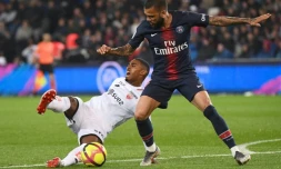 Le latéral droit du Paris SG Dani Alves (d) à la lutte avec l'attaquant de Dijon Wesley Said , en L1 au Parc des Princes, le 18 mai 2019