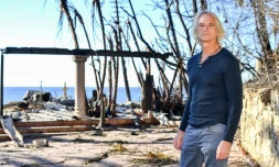 Sebastian Harrison devant les ruines calcinées de sa maison après l'incendie de Palisades à Malibu, en Californie, le 21 janvier 2025