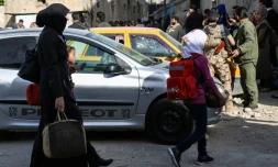 Des familles de combattants rebelles syriens se rassemblent dans le quartier de Barzé pour être évacuées, le 8 mai 2017 à Damas