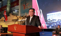 Le dirigeant nord-coréen Kim Jong Un s'exprime pendant la cérémonie d'ouverture de l'exposition "Auto-défense 2021", le 11 octobre 2021 à Pyongyang
