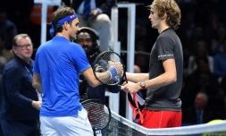 Le Suisse Roger Federer et l'Allemand Alexander Zverev après leur demi-finale du Masters, le 17 novembre 2018 à Londres 
