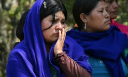 Des femmes indigènes nahuas pleurent lors des funérailles de membres d'un groupe d'autodéfense après une attaque perpétrée par de présumés membres du cartel de la drogue Los Ardillos, à Alcozacan, dans l'Etat de Guerrero, au Mexique, le 20 mai 2026