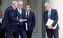 Gerard Larcher, Richard Ferrand, Emmanuel Macron et le président du CESE Patrick Bernasconi à l'Elysée à Paris le 2 juillet 2020