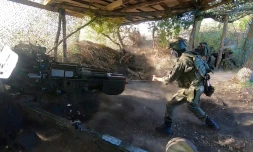 Des militaires russes bombardent des positions ukrainiennes dans la région de Koupiansk, dans l'est de l'Ukraine, le 25 septembre 2023