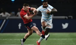 Le centre du Racing Virimi Vakatawa (d) tente d'échapper au centre du Munster Rory Scannell en Coupe d'Europe le 12 janvier 2020 à Nanterre