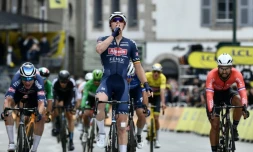 La joie du Belge Tim Merlier, vainqueur de la 3e étape du Tour de France, disputée entre Lorient et Pontivy, le 28 juin 2021